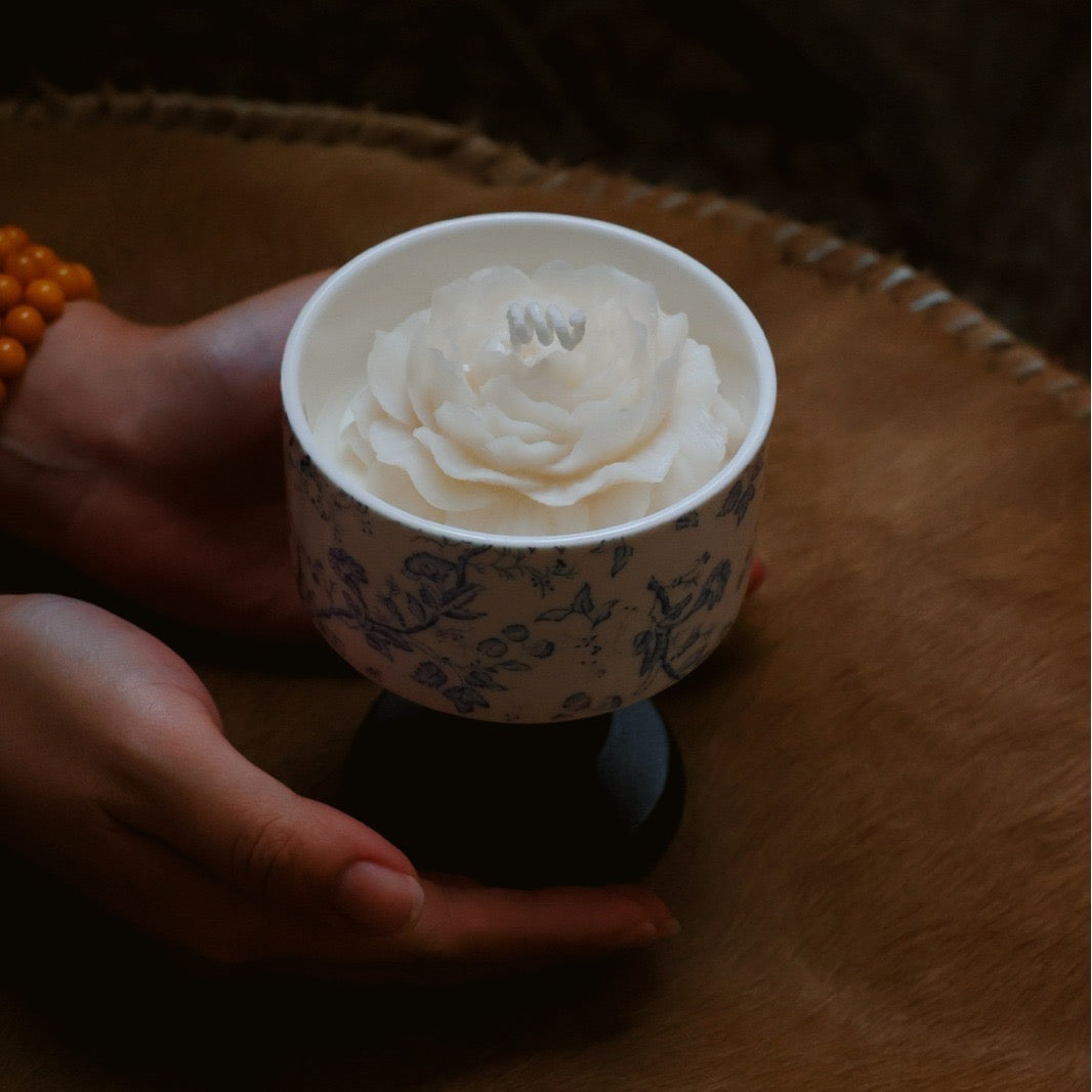 Camellia-Shaped Scented Candle - Blue & White Porcelain